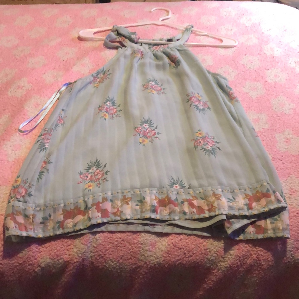 Woman’s floral Top - Picture 1 of 2